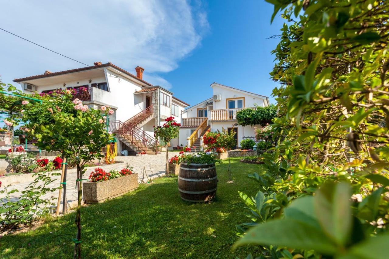 Apartman Luni Sa Bazenom - Malinska, Sveti Anton Sveti Anton  Exterior foto