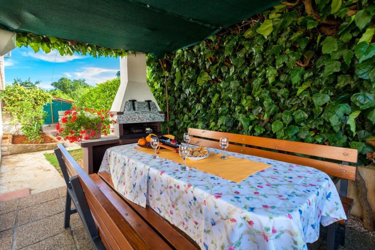 Apartman Luni Sa Bazenom - Malinska, Sveti Anton Sveti Anton  Exterior foto
