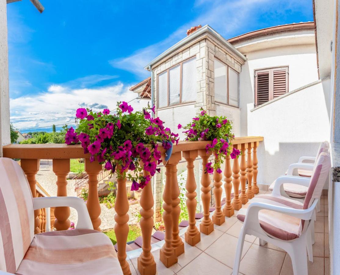 Apartman Luni Sa Bazenom - Malinska, Sveti Anton Sveti Anton  Exterior foto